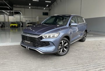 Foto frontal do BYD Song Pro, exibindo a dianteira e a lateral