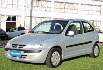 Foto frontal do Chevrolet Celta 2001, exibindo toda a dianteira e a lateral do motorista.