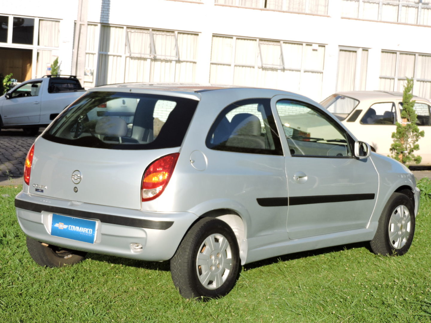 Foto traseira do Chevrolet Celta 2001, exibindo o porta-malas e a lateral do passageiro.
