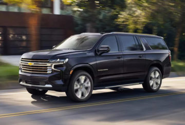 Foto exibindo a frente e a lateral do motorista do Chevrolet Suburban LS AWD 2023.