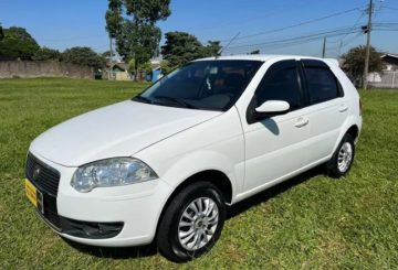 Foto frontal do Fiat Palio ELX 1.0 2010, exibindo a dianteira e a lateral do motorista.
