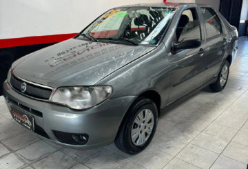 Foto frontal do Fiat Siena Fire 2008, exibindo toda a dianteira e a lateral do motorista.