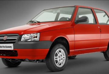 Foto frontal do Fiat Uno Mille Economy 2013, exibindo a dianteira e a lateral do motorista.