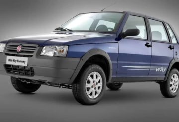 Foto frontal do Fiat Uno Mille Economy Way 2010, exibindo a dianteira e a lateral do motorista.