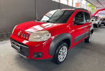 Foto frontal do Fiat Uno Way 2012, exibindo a dianteira e a lateral do motorista.
