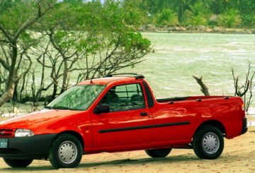 Foto frontal do Ford Courier, exibindo a dianteira e a lateral do motorista.