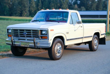 Foto frontal da Ford F-250 XLT Lariat 1986, exibindo toda a dianteira e a lateral do motorista.