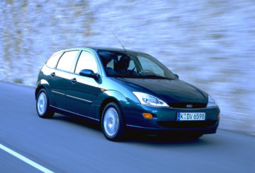 Foto frontal do Ford Focus, exibindo toda a frente e a lateral do passageiro.