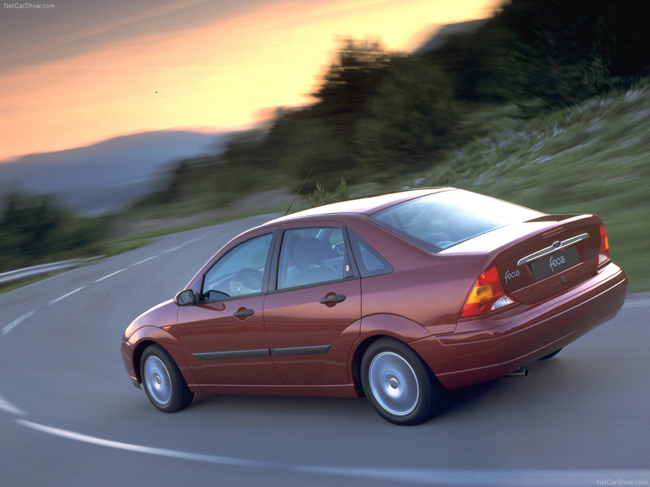 Foto traseira do Ford Focus Sedan, exibindo o porta-malas e a lateral do motorista.