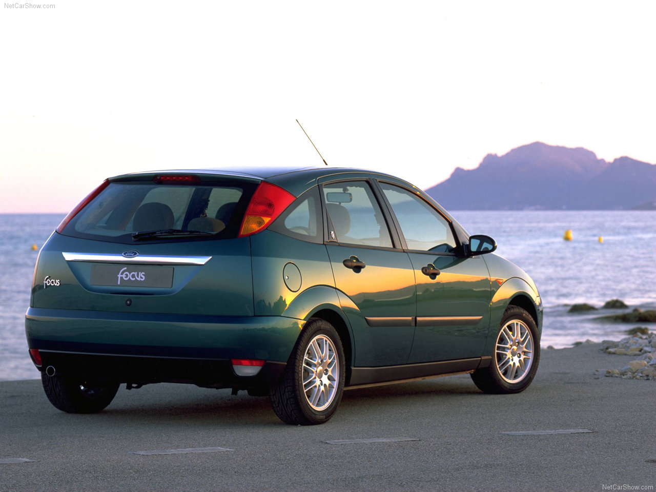 Traseira do Ford Focus G1, exibindo o porta-malas e toda a lateral do passageiro.
