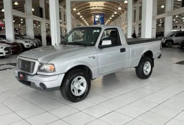 Foto frontal do Ford Ranger XLS 2.3 4x2 (2004-2012)., exibindo a dianteira e a lateral do motorista