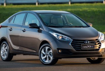 Foto frontal do Hyundai HB20S 2016, exibindo a dianteira e a lateral do passageiro.