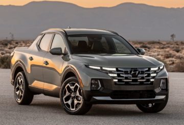 Foto exibindo a dianteira e a lateral do Hyundai Santa Cruz 2023.