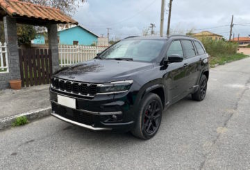 Foto frontal do Jeep Compass Blackhawk 2025, exibindo a dianteira e a lateral do motorista.