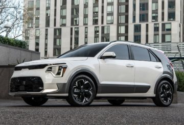 Foto frontal do Kia Niro EV EX 2024, exibindo a dianteira e a lateral do motorista.