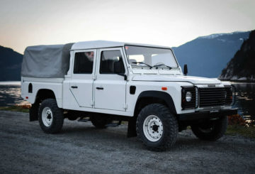 Foto frontal do Land Rover Defender 130 2006.