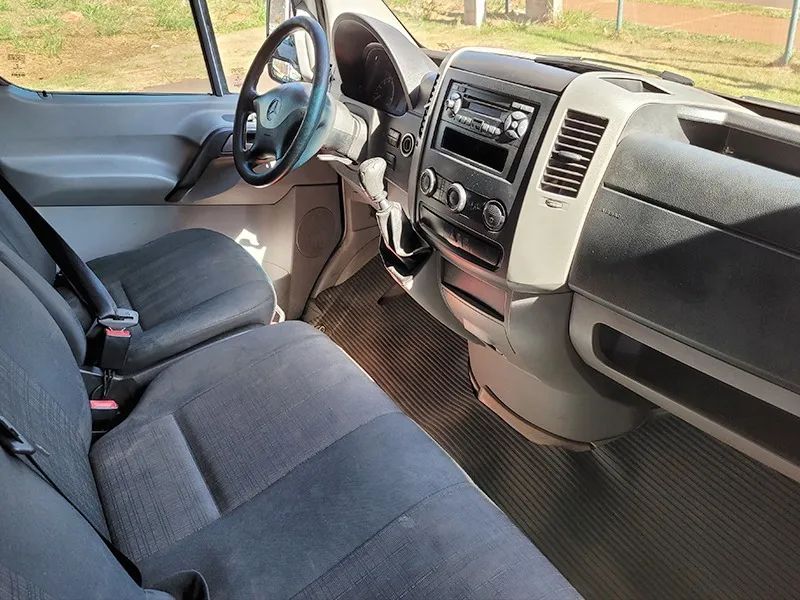 Foto interna do Mercedes-Benz Sprinter 415 2.2 Furgão curto, exibindo o
