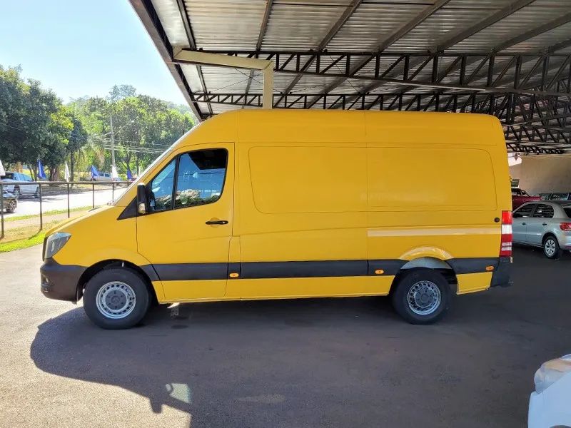 Foto lateral do Mercedes-Benz Sprinter 415 2.2 Furgão curto.