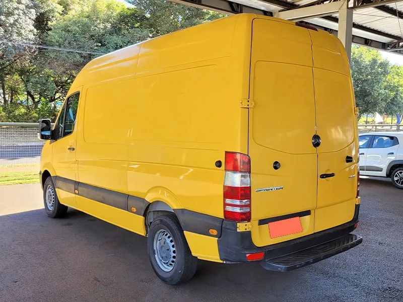 Foto exibindo a traseira e a lateral do Mercedes-Benz Sprinter 415 2.2 Furgão curto.