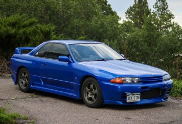 Foto frontal do Nissan Skyline GT-R 1992, exibindo a dianteira e a lateral do motorista.