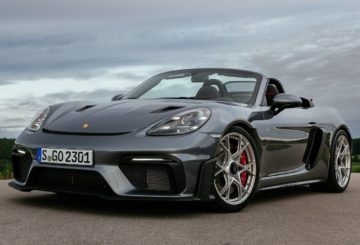 Foto frontal do Porsche Boxster Spyder RS 2024, exibindo a dianteira e a lateral do motorista.