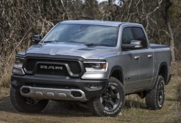 Foto frontal do RAM 1500 Rebel 2022, exibindo a dianteira e a lateral do motorista.