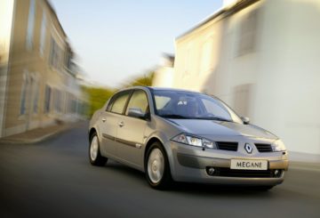Foto frontal do Renault Megane Expression , exibindo a dianteira e a lateral do passageiro.