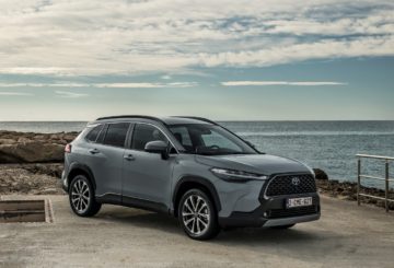 Foto frontal do Toyota Corolla Cross XRX Hybrid 2024.