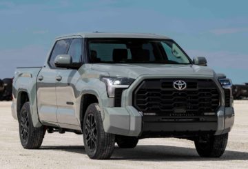 Foto exibindo a frente e a lateral do Toyota Tundra i-Force Max Hybrid Capstone 2023.