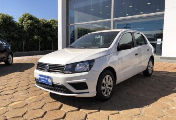 Foto frontal do Volkswagen Gol 1.0 MC4, exibindo toda a dianteira e a lateral do motorista.