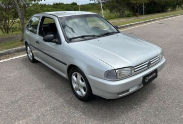 Foto frontal do Volkswagen Gol MI 1997, exibindo a dianteira e a lateral do passageiro.