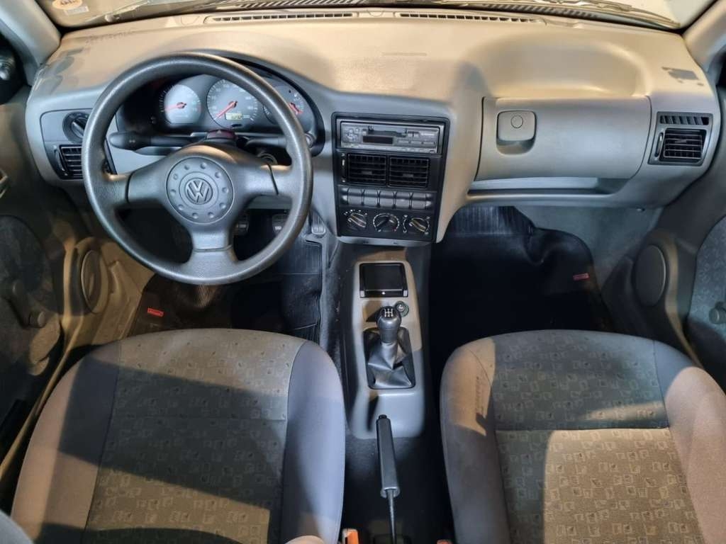 Foto interna do Volkswagen Gol MI 1997. exibindo o painel de ...