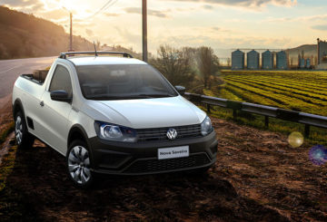 Foto frontal da Volkswagen Saveiro Robust 1.6 (2023 – 2025), exibindo a dianteira e a lateral do passageiro.