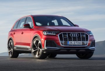 Foto frontal do Audi Q7 3.0 TFSI 2023, exibindo toda a dianteira e a lateral do passageiro.