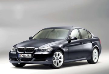 Foto frontal do BMW 330i Exclusive 3.0 2006, exibindo toda a dianteira e a lateral do motorista.