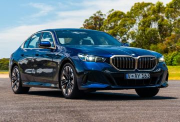 Foto frontal do BMW 520i 2024.