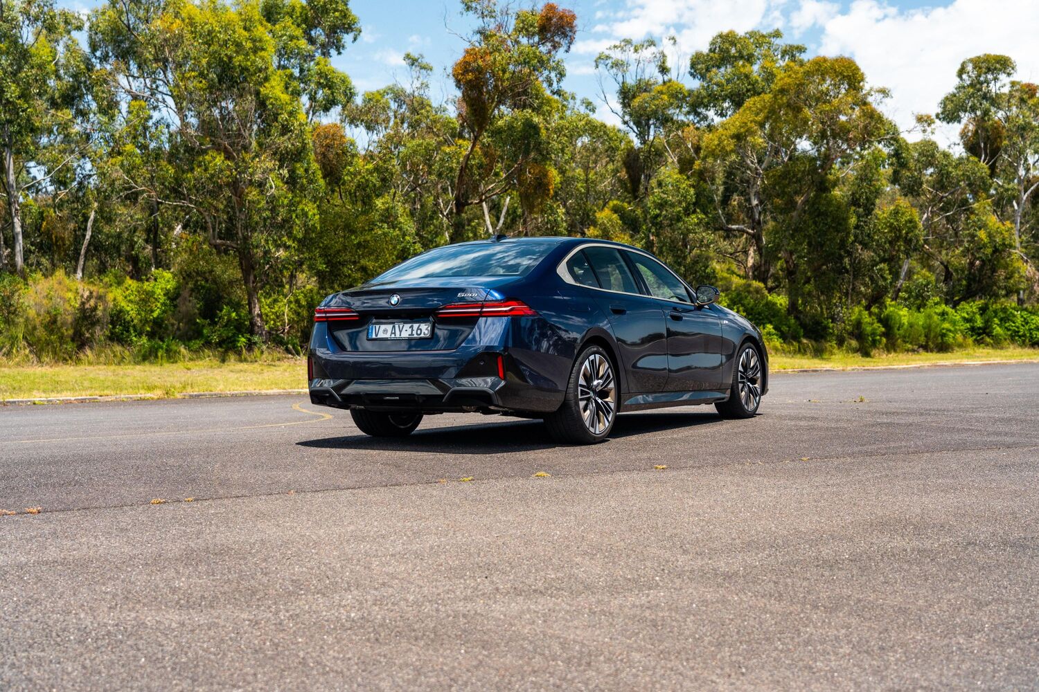 Foto traseira do BMW 520i 2024.