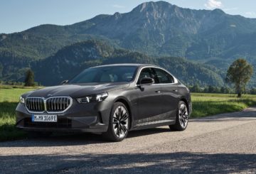Foto frontal do BMW 530e M Sport 2025, exibindo também a lateral do motorista.