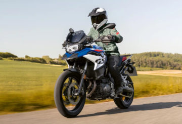 Foto da BMW F 800 GS Plus 2025 na estrada.