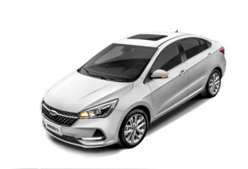 Foto exibindo a frente, a lateral do motorista e o teto solar do Caoa Chery Arrizo 5 RXT 1.5 2019.