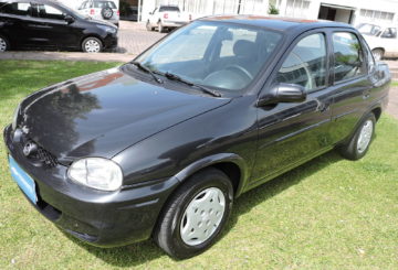 Foto frontal do Chevrolet Corsa Sedan Super Mileniun 1.0 2002, exibindo a dianteira e a lateral do motorista.