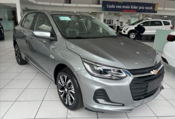 Foto frontal do Chevrolet Onix Hatch Premier 2025.
