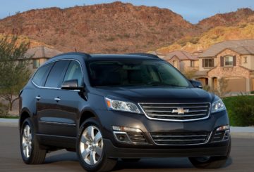 Foto frontal do Chevrolet Traverse LT 2014, exibindo toda a dianteira e a lateral do passageiro.