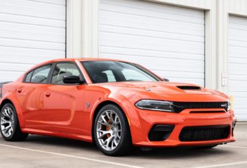 Foto frontal do Dodge Charger King Daytona 2023, exibindo toda a dianteira e a lateral do passageiro.