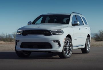 Foto frontal do Dodge Durango SRT 2023, exibindo a dianteira e a lateral do motorista.