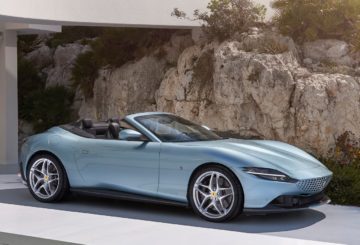 Foto frontal da Ferrari Roma Spider 2024 .