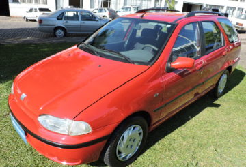 Foto frontal do Fiat Palio Weekend 1.6 1997, exibindo toda a dianteira e a lateral do motorista.