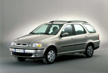 Foto frontal do Fiat Palio Weekend ELX 1.3 MPI (2000-2003), exibindo a dianteira e a lateral do motorista.