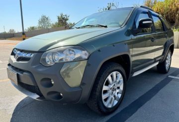 Foto frontal do Fiat Palio Weekend Adventure Tryon 1.8 2015, exibindo a dianteira e a lateral do motorista.