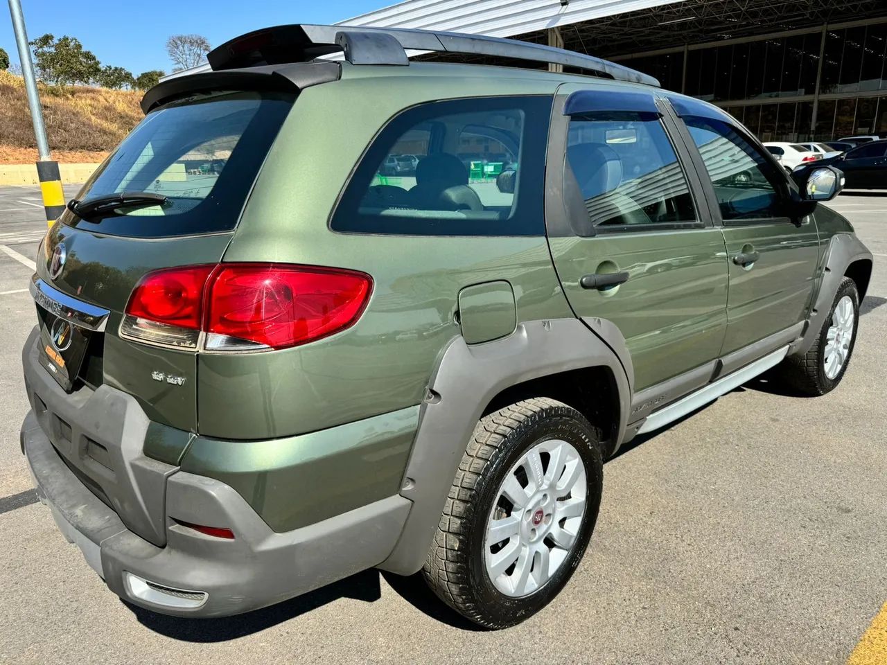Foto traseira do Fiat Palio Weekend Adventure Tryon 1.8 2015, exibindo o porta-malas e a lateral do passageiro.
